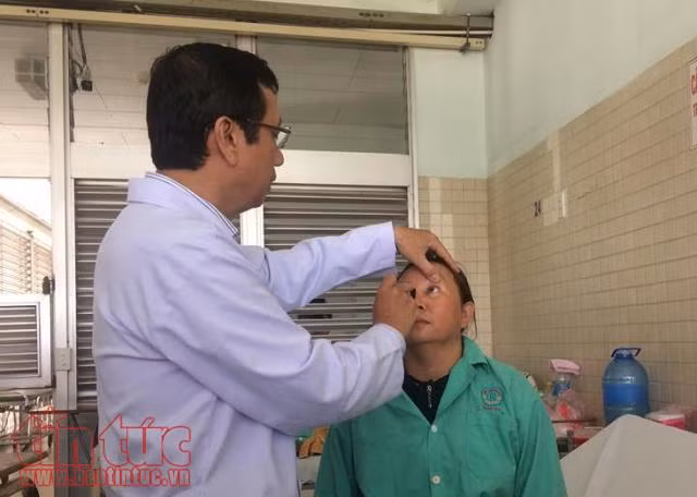 Hai phụ nữ thoát mù từ giác mạc của người hiến vừa ngưng tim ảnh 1