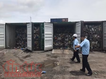 Buộc tái xuất 5 container rác thải ‘đội lốt’ phế liệu ảnh 1