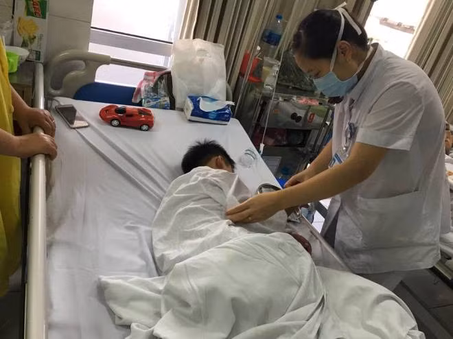 Bé 7 tuổi bị chó nhà cắn đứt rời môi ảnh 1