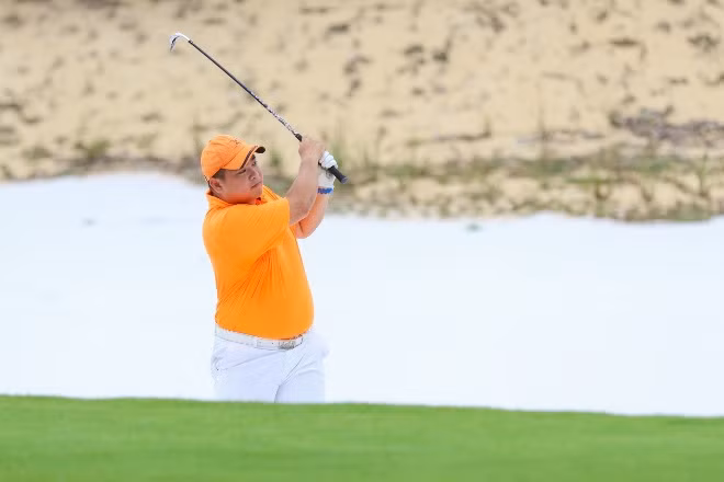 Cựu danh thủ Nguyễn Hồng Sơn so gậy cùng vợ chồng nhạc sĩ Minh Khang tại Vinpearl Golf Nam Hội An ảnh 3
