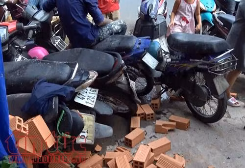 Ô tô mất lái lao lên vỉa hè rồi lật ngửa ảnh 3