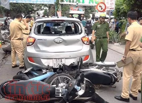 Ô tô chạy lùi sang làn ngược chiều, tông hàng loạt xe máy ảnh 1