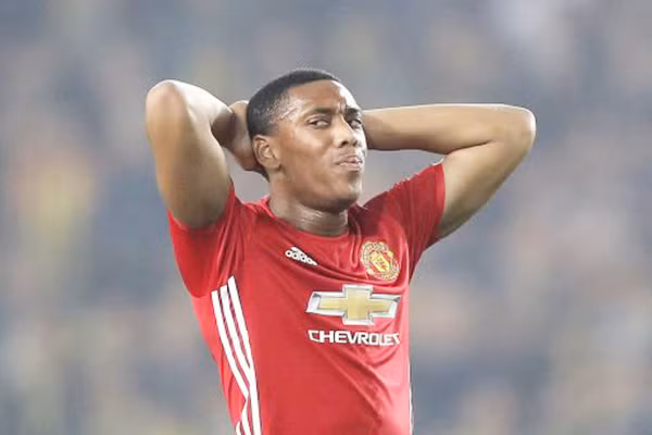 Martial bật lại Mourinho: ‘Xin lỗi, nhưng gia đình là ưu tiên số 1 của tôi’ ảnh 3