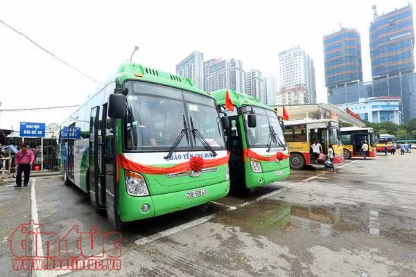 Ba tuyến buýt sử dụng nhiên liệu sạch lần đầu tiên chạy tại Hà Nội ảnh 1