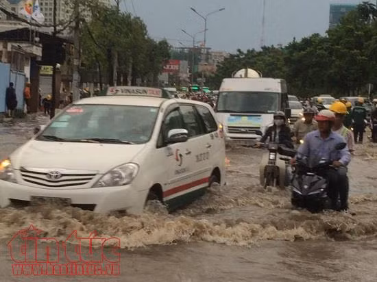 Ngập nước, kẹt xe, lấn chiếm đất công... được đưa ra tại kỳ họp thứ 9 HĐND TP Hồ Chí Minh ảnh 1