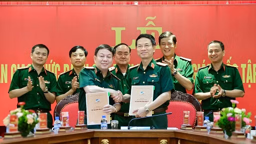 Bàn giao chức danh Chủ tịch kiêm Tổng giám đốc Viettel cho Thiếu tướng Lê Đăng Dũng ảnh 1