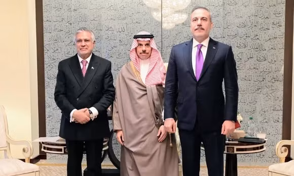 Ông Ishaq Dar (trái), Ngoại trưởng Saudi Arabia Faisal bin Farhan (giữa) và Ngoại trưởng Thổ Nhĩ Kỳ Hakan Fidan tại cuộc gặp ở New York bên lề kỳ họp Đại hội đồng Liên hợp quốc. Ảnh: Bộ Ngoại giao Pakistan