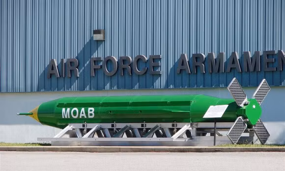Bom GBU-43/B được trưng bày tại Bảo tàng Vũ khí Không quân, căn cứ Không quân Eglin, bang Florida (Mỹ). Ảnh: Wikipedia
