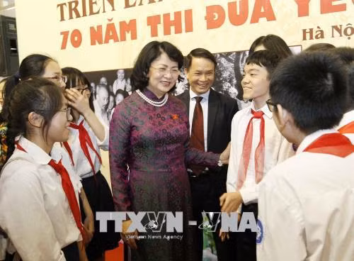 Phó Chủ tịch nước cắt băng Khai mạc Triển lãm ảnh '70 năm thi đua yêu nước' ảnh 4