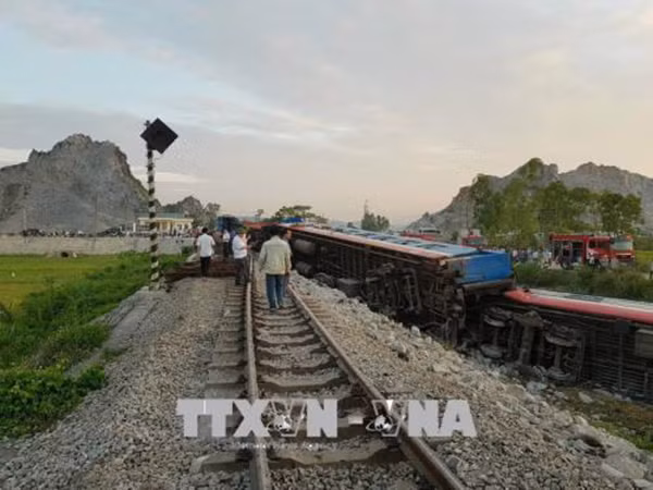 Hiện trường vụ tai nạn đường sắt thảm khốc tại Thanh Hóa khiến 12 người thương vong ảnh 1