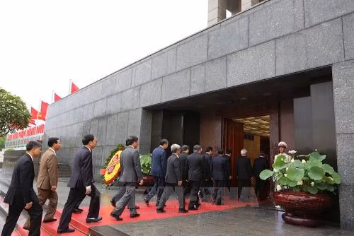 Lãnh đạo Đảng, Nhà nước và đại biểu Quốc hội vào Lăng viếng Chủ tịch Hồ Chí Minh ảnh 3
