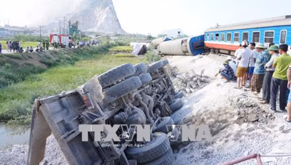 Hiện trường vụ tai nạn đường sắt thảm khốc tại Thanh Hóa khiến 12 người thương vong ảnh 4