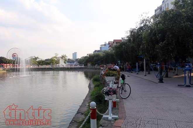 Phố đi bộ Trịnh Công Sơn (Hà Nội) 'đìu hiu' sau 3 tuần khai trương ảnh 1