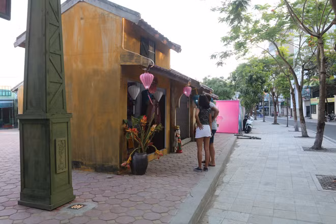 Phố đi bộ Trịnh Công Sơn (Hà Nội) 'đìu hiu' sau 3 tuần khai trương ảnh 8