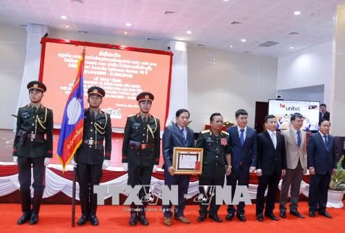 Lào tặng Huân chương Lao động cho liên doanh Viettel ảnh 2