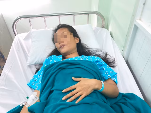 Thai 5 tháng tuổi 'lạc' trong ổ bụng, nhau thai 'ăn' vào thành ruột ảnh 1