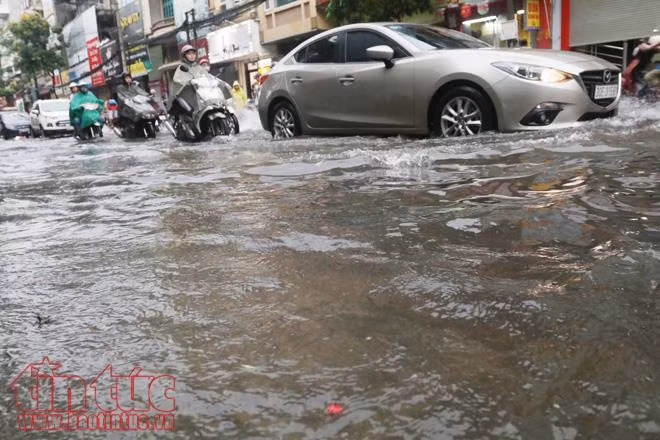 Mưa lớn tại nội thành Hà Nội, nhiều tuyến đường bị ngập sâu ảnh 8