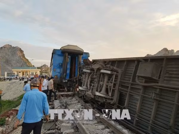 Hiện trường vụ tai nạn đường sắt thảm khốc tại Thanh Hóa khiến 12 người thương vong ảnh 2