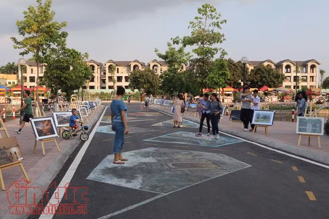 Phố đi bộ Trịnh Công Sơn (Hà Nội) 'đìu hiu' sau 3 tuần khai trương ảnh 3