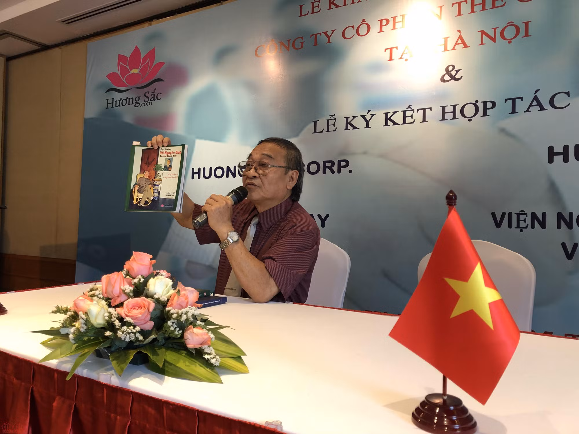 Ra mắt sách ảnh song ngữ 'Đại tướng Võ Nguyên Giáp trong lòng dân' của Nhà báo Trần Tuấn ảnh 1
