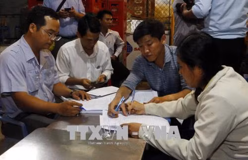 Cần Thơ hỗ trợ 34 hộ dân bị ảnh hưởng do sạt lở bờ sông Ô Môn ảnh 1
