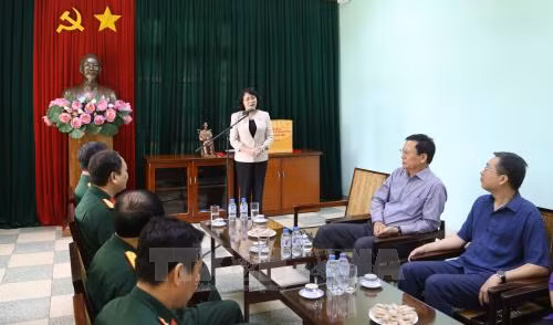 Phó Chủ tịch nước Đặng Thị Ngọc Thịnh làm việc với Bộ Tư lệnh Bảo vệ Lăng Chủ tịch Hồ Chí Minh ảnh 2