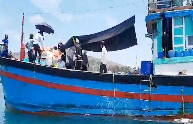 Ba ngư dân tử vong trên biển vì vật thể lạ phát nổ ảnh 1