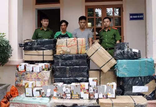 Dùng hoa quả 'nghi binh' để vận chuyển trái phép 630 kg pháo ảnh 1