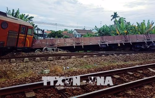 Tàu chở đá bị trật bánh, toa tàu nghiêng hẳn xuống ảnh 1