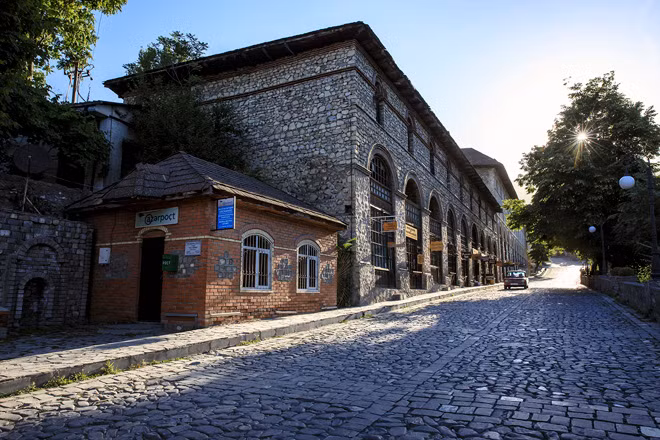 Triển lãm ảnh 'Xa mà gần' nhân kỷ niệm 100 năm Quốc khánh Azerbaijan ảnh 6