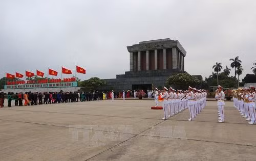 Lãnh đạo Đảng, Nhà nước và đại biểu Quốc hội vào Lăng viếng Chủ tịch Hồ Chí Minh ảnh 4