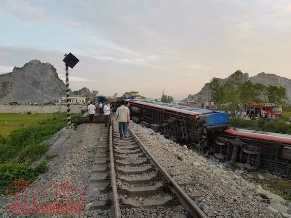  Tàu hoả tông xe tải sang đường, lật nhiều toa, lái chính và phụ lái tử vong ảnh 1