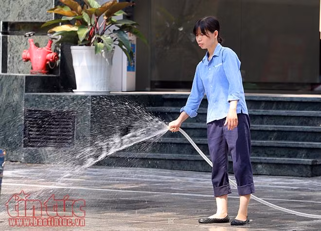Muôn kiểu chống nóng của người Hà Nội ảnh 5