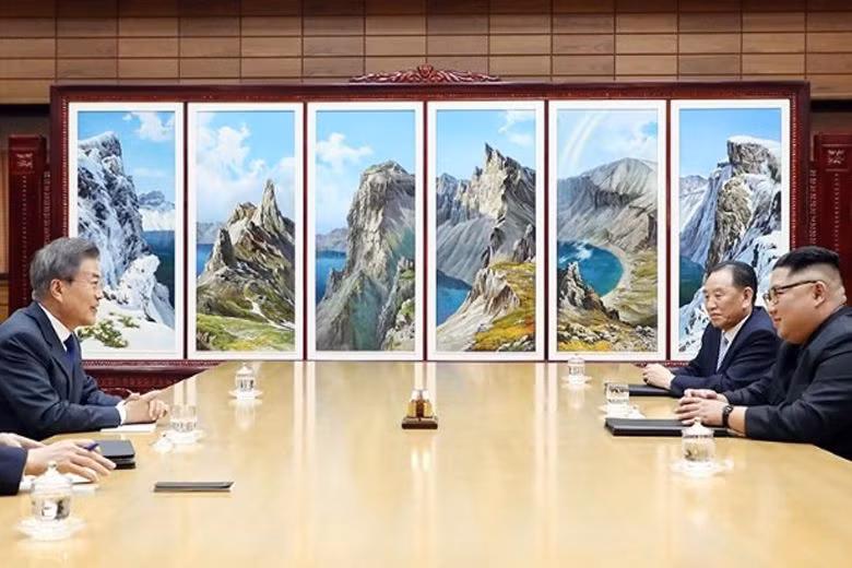 Video nhà lãnh đạo Kim Jong-un ôm hôn thắm thiết Tổng thống Hàn Quốc khi gặp lại ảnh 3