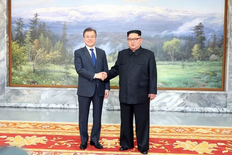 Video nhà lãnh đạo Kim Jong-un ôm hôn thắm thiết Tổng thống Hàn Quốc khi gặp lại ảnh 4