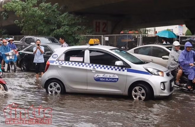 Mưa lớn tại nội thành Hà Nội, nhiều tuyến đường bị ngập sâu ảnh 3