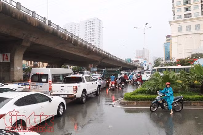 Mưa lớn tại nội thành Hà Nội, nhiều tuyến đường bị ngập sâu ảnh 2