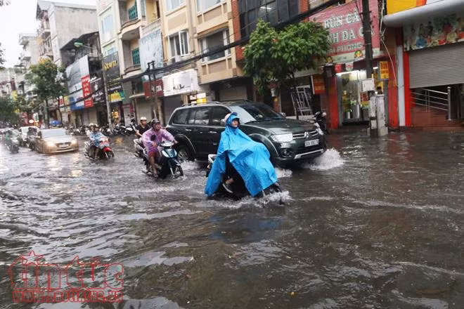 Mưa lớn tại nội thành Hà Nội, nhiều tuyến đường bị ngập sâu ảnh 9