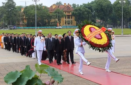 Lãnh đạo Đảng, Nhà nước và đại biểu Quốc hội vào Lăng viếng Chủ tịch Hồ Chí Minh ảnh 1