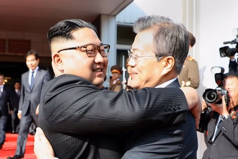Video nhà lãnh đạo Kim Jong-un ôm hôn thắm thiết Tổng thống Hàn Quốc khi gặp lại ảnh 1