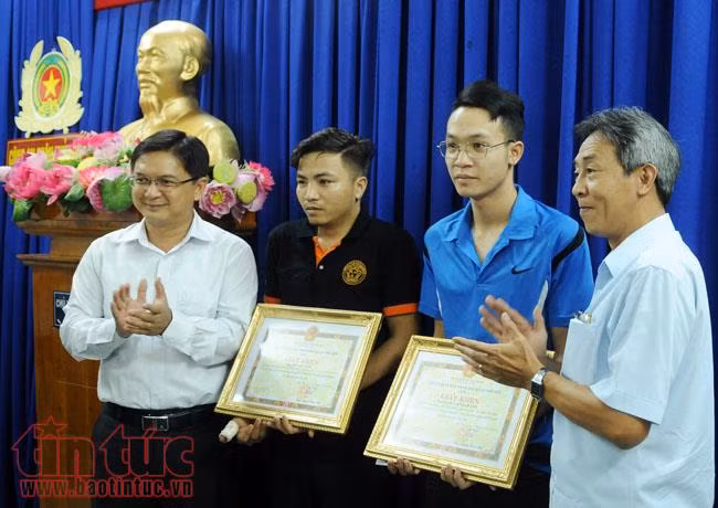 Khen thưởng ‘nóng’ 3 thanh niên dũng cảm bắt cướp ảnh 1