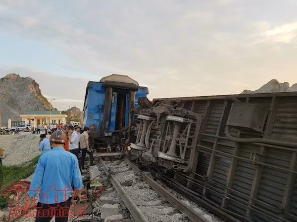  Tàu hoả tông xe tải sang đường, lật nhiều toa, lái chính và phụ lái tử vong ảnh 2