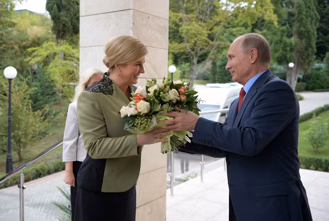 Lý do bó hoa Tổng thống Putin tặng Thủ tướng Merkel khiến truyền thông Đức phàn nàn ảnh 3
