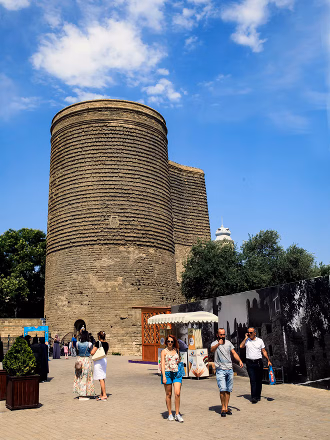 Triển lãm ảnh 'Xa mà gần' nhân kỷ niệm 100 năm Quốc khánh Azerbaijan ảnh 9