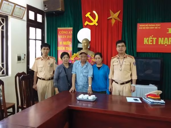 Kịp thời đưa cụ ông bị tai biến đi lạc trên Quốc lộ 6 về nhà ảnh 3