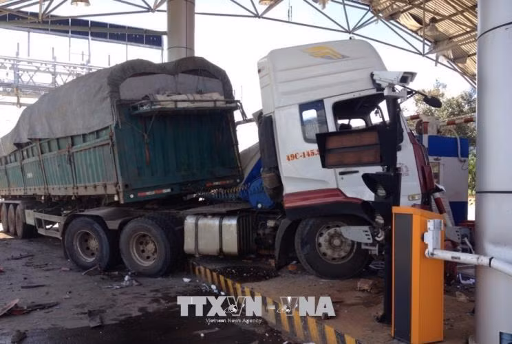 Xe container đâm vào Trạm thu phí Liên Đầm, Lâm Đồng ảnh 1