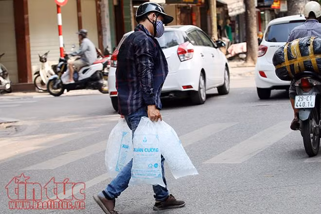 Muôn kiểu chống nóng của người Hà Nội ảnh 12