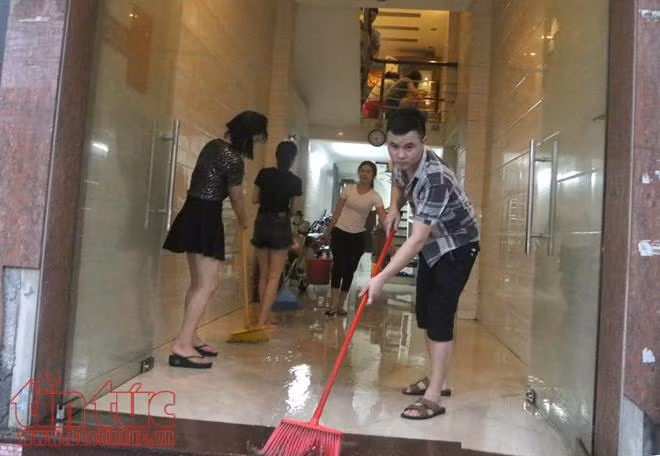 Mưa lớn tại nội thành Hà Nội, nhiều tuyến đường bị ngập sâu ảnh 12