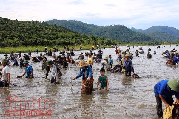 Độc đáo lễ hội đánh bắt cá Đồng Hoa ảnh 6