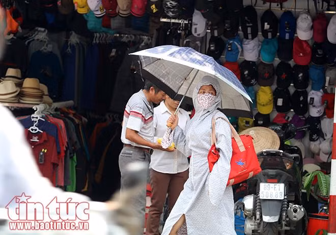 Muôn kiểu chống nóng của người Hà Nội ảnh 7